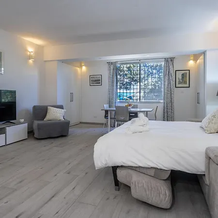 Bahar Ic-caghaq With Private Drive-in, Equidistant From Sliema And St. Paul's Bay شقة