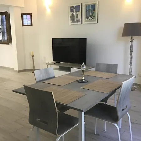 Apartment Bahar Ic-caghaq With Private Drive-in, Equidistant From Sliema And St. Paul's Bay *