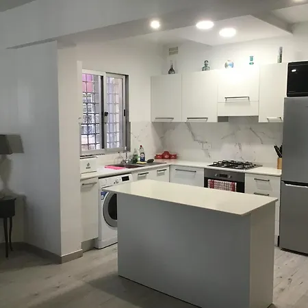 Bahar Ic-caghaq With Private Drive-in, Equidistant From Sliema And St. Paul's Bay Apartment