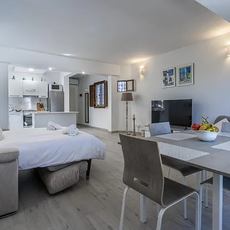 Bahar Ic-caghaq With Private Drive-in, Equidistant From Sliema And St. Paul's Bay Apartment *