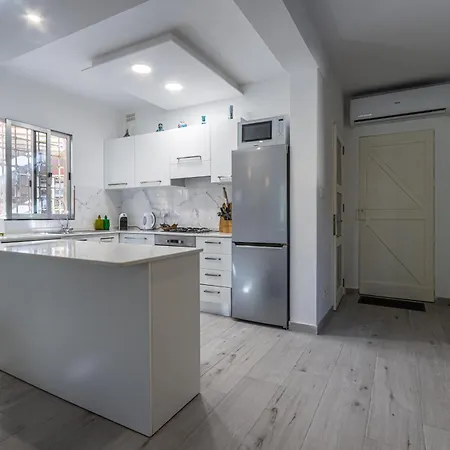 Bahar Ic-caghaq With Private Drive-in, Equidistant From Sliema And St. Paul's Bay Apartment *